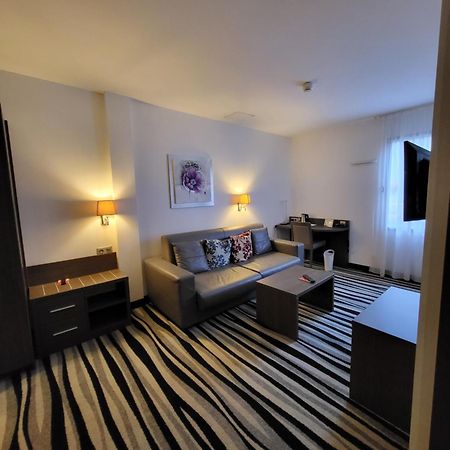 Kyriad Saint Quentin En Yvelines - Montigny Zewnętrze zdjęcie
