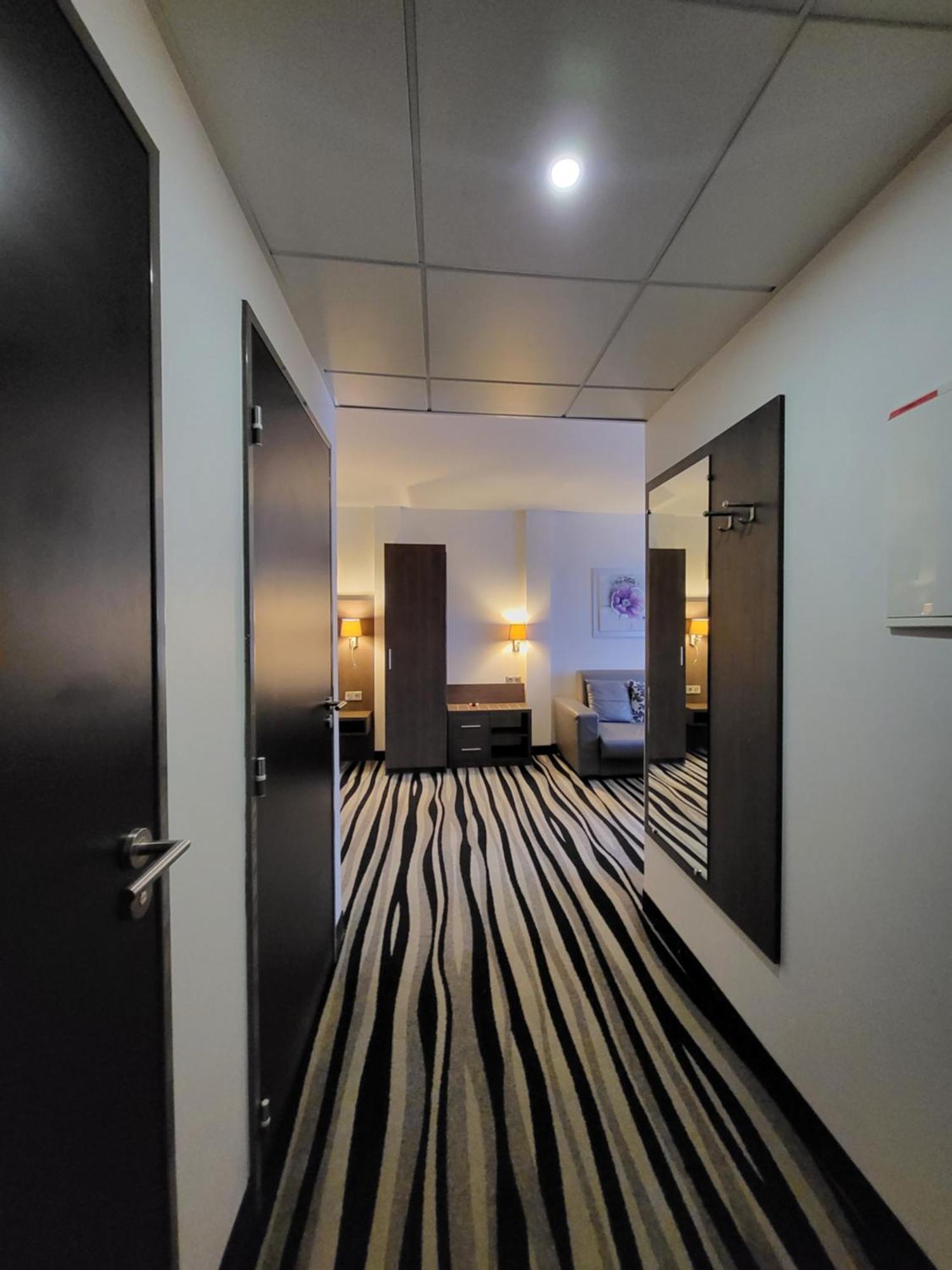 Kyriad Saint Quentin En Yvelines - Montigny Zewnętrze zdjęcie