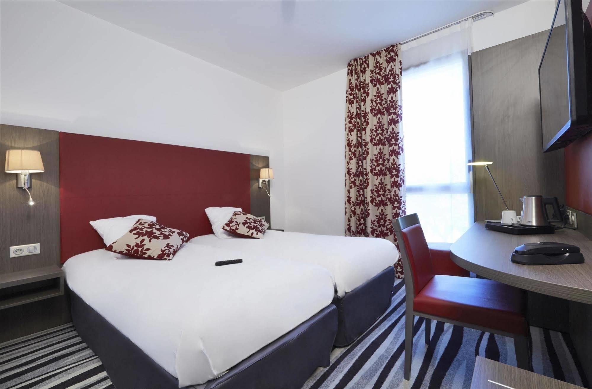 Kyriad Saint Quentin En Yvelines - Montigny Zewnętrze zdjęcie