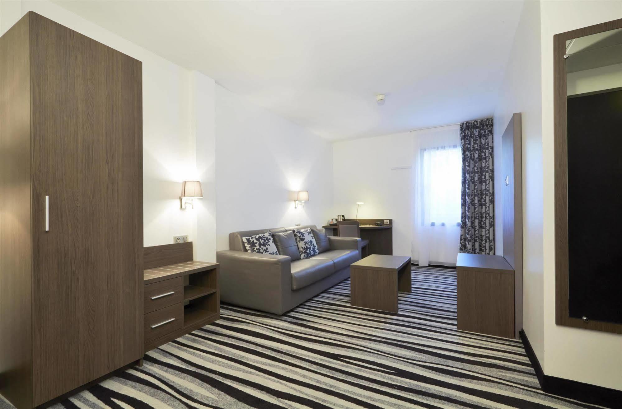 Kyriad Saint Quentin En Yvelines - Montigny Zewnętrze zdjęcie