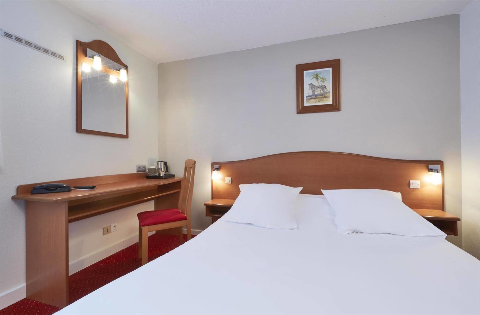 Kyriad Saint Quentin En Yvelines - Montigny Zewnętrze zdjęcie